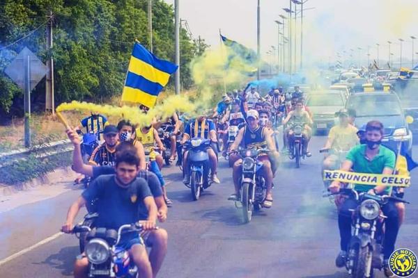 CARAVANA: "RENUNCIÁ CELSO" •
