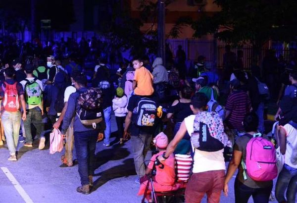 Más de 3.000 hondureños inician caravana hacia EEUU desafiando la pandemia