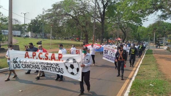 Propietarios de canchas sintéticas marchan para exigir reapertura de locales - ABC en el Este - ABC Color