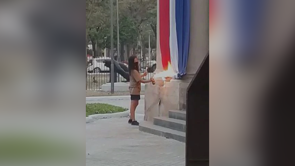 Joven que quemó la bandera en el Panteón de los Héroes tendrá arresto domiciliario