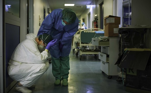 Hospitales saturados y enfermeras/os azotados por cansancio y estrés, afirman - ADN Paraguayo