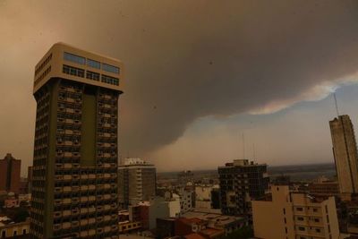 Humo “apocalíptico” cubre ciudades del área metropolitana - Nacionales - ABC Color