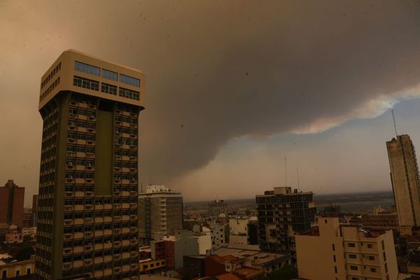 Humo “apocalíptico” cubre ciudades del área metropolitana - Nacionales - ABC Color