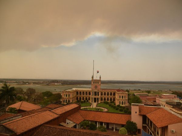 Denso humo a causa de los incendios oscurece el cielo en Asunción y Central