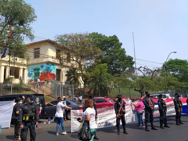 Médicos del Hospital de Trauma se manifiestan en rechazo a los recortes del presupuesto para 2021 - Nacionales - ABC Color