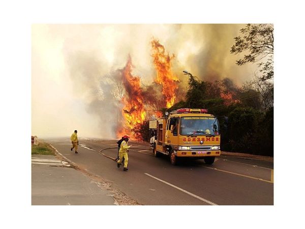Fuego se descontrola en Areguá y evacuan a pobladores