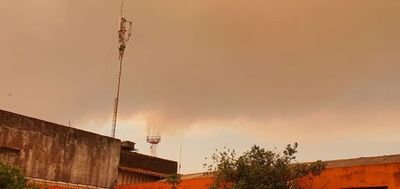 Visible contaminación del aire por el humo de los incendios forestales