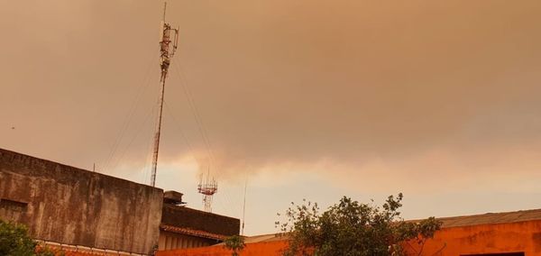 Visible contaminación del aire por el humo de los incendios forestales