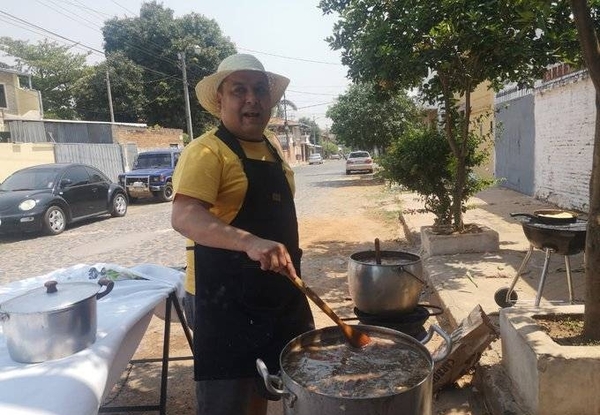 HOY / Leonardo Aldana de Barrio Obrero, quien prepara varias ollas de jopara para sus vecinos