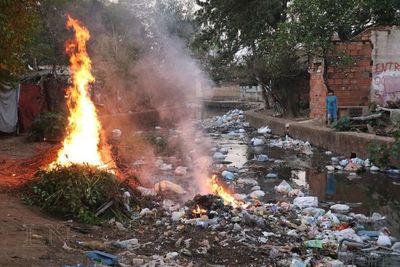 Costumbre más fuerte que la ley: 10 % de la población quema basura doméstica - ADN Paraguayo