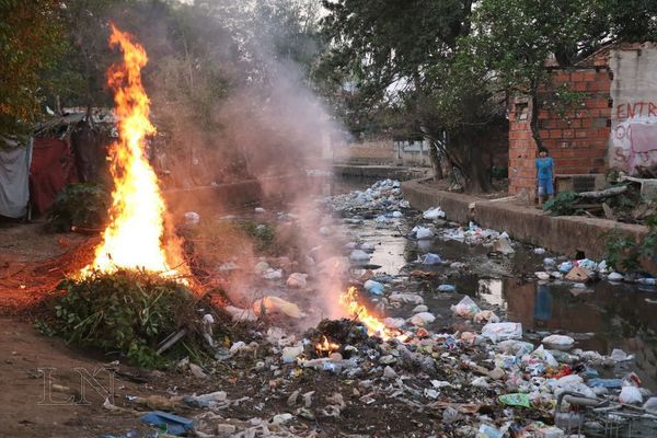 Costumbre más fuerte que la ley: 10 % de la población quema basura doméstica - ADN Paraguayo