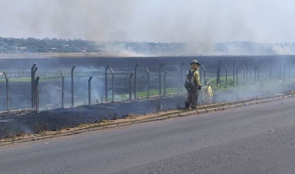 Incendio en predio del aeropuerto se inició en terrenos que fueron cercados - Nacionales - ABC Color