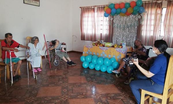 Festejan Día del Adulto Mayor en el Hogar de Ancianos de Coronel Oviedo – Prensa 5