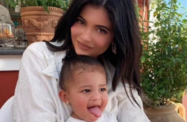 Kylie Jenner viste a su hija con un look de miles de dólares para su primer día de clases - SNT