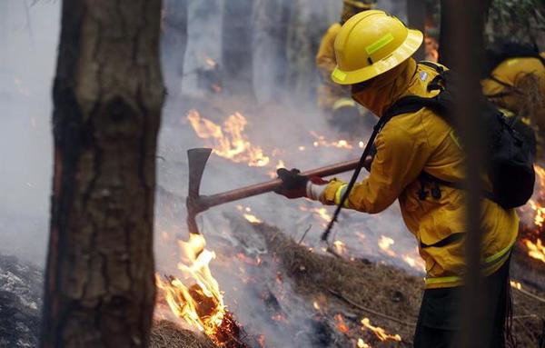 Bomberos no dan a basto y los incendios no paran
