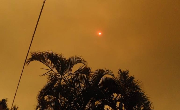 HOY / Incendios, humareda y calor enrojecen el cielo y el sol a lo máximo