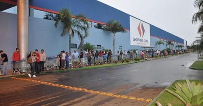 La Nación / Reapertura de dos grandes centros comerciales ocasiona expectativa en zona de frontera
