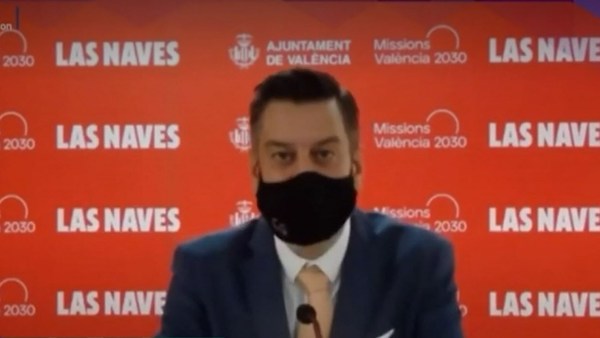 España: Un concejal fingió hablar en inglés usando mascarilla, mientras un traductor doblaba su voz