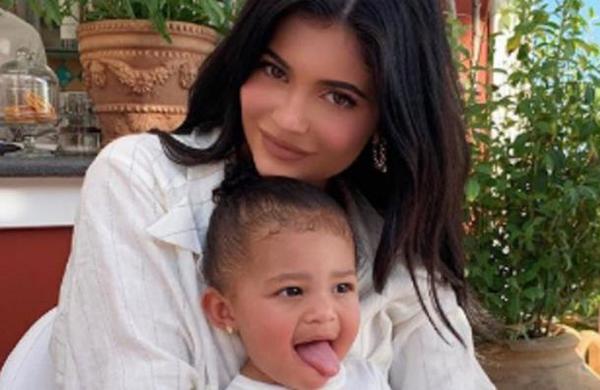 Kylie Jenner viste a su hija con un look de miles de dólares para su primer día de clases - C9N