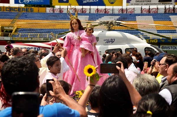 Misa folclórica, paseo aéreo y karu guasu en Luque •