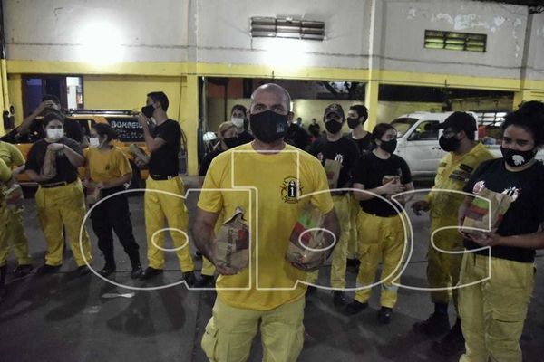Ciudadanía se hace sentir con donaciones para los incondicionales bomberos - Nacionales - ABC Color