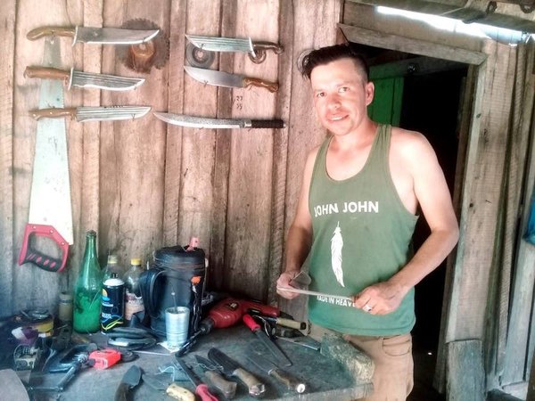 Crónica / Cuchillos artesanales son su “gran pasión”