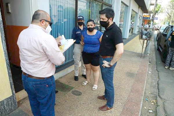 Crónica / Pescan a funcionaria cobrando feró coima