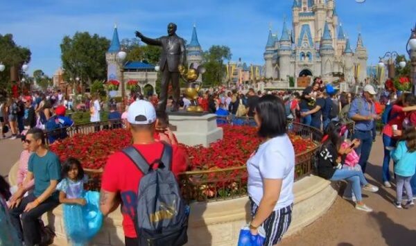 Disney despedirá a 28 mil empleados de sus parques