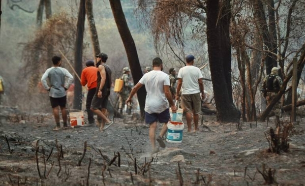 HOY / Piden no acercarse a los focos de incendio y evitar exponerse al humo