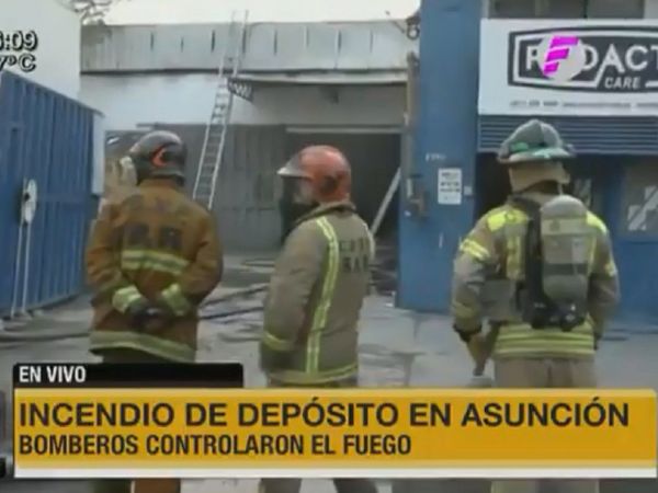 Incendio de gran magnitud consume depósito de una fábrica en Asunción