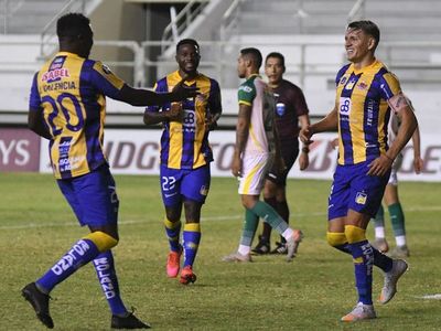 Delfín golea al Defensa y mantiene vivo a Olimpia
