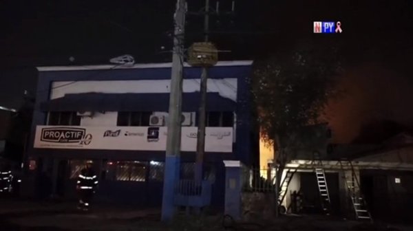 Incendio de gran magnitud consume depósito en Asunción | Noticias Paraguay