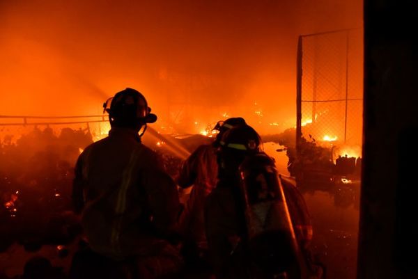 Bomberos trabajan para terminar de controlar incendio en un depósito - Nacionales - ABC Color