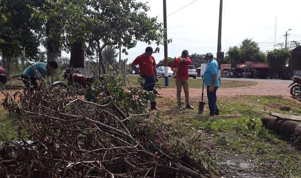 Denuncian que funcionarios municipales atropellaron propiedad y echaron caseta - Noticiero Paraguay
