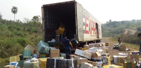 Desvalijan camión repleto de mercaderías en Yataity del Norte - Nacionales - ABC Color