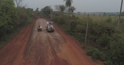 La Nación / Asfaltado que beneficiará a productores de Misiones tiene 40% de avance