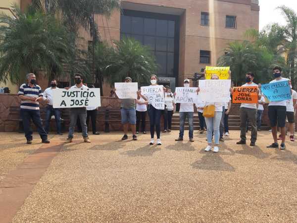 Familiares de Dionicio y José Giménez realizan manifestación pacífica – Prensa 5