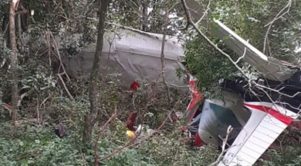 Muere piloto al chocar contra una antena cubierta de humo