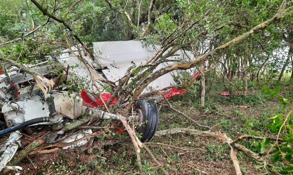 Por la intensa humareda, cae avioneta en Itapúa y piloto muere al instante
