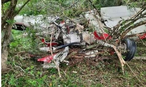 Piloto aéreo muere tras chocar por una antena a causa del humo