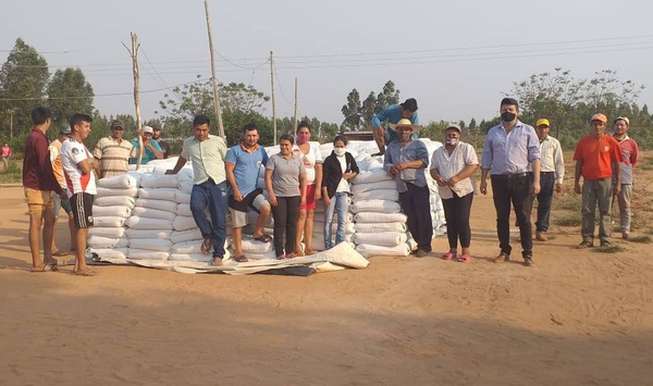 Entregan cal agrícola a productores de Yhú - Noticiero Paraguay