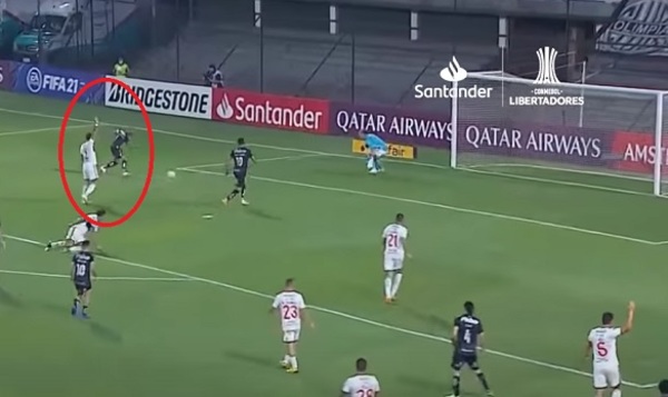 Alan Benítez prefirió "cobrar" fuera de juego antes que evitar gol