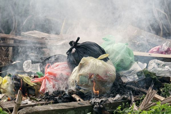La quema es todavía el principal método de disposición de basura en el 60% del interior del país - MarketData