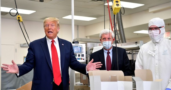 La Nación / Trump tiene “síntomas leves” de COVID-19