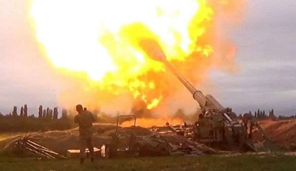 Fuerzas de Azerbaiyán bombardean capital de Karabaj y dejan varios heridos