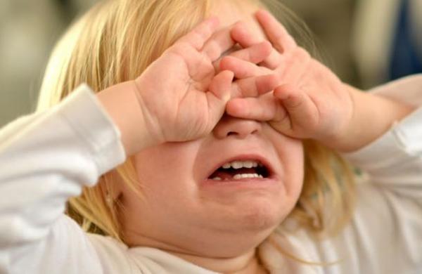 Sigue estos consejos para calmar a tu hijo cuando le da una rabieta - SNT