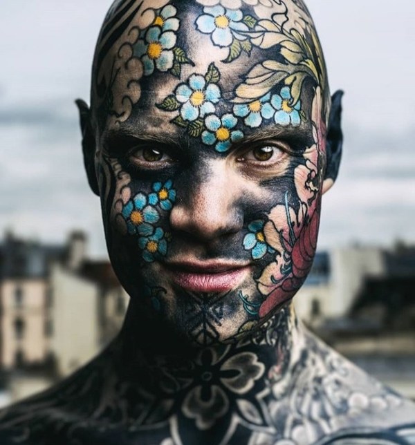 Francia: Con el cuerpo completamente tatuado, un profesor de un jardín de niños, perdió su trabajo por que los "asustaba"