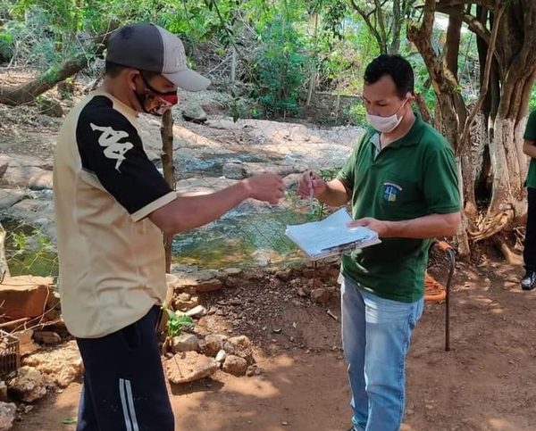 Notifican y advierten fuertes multas para familias que arrojan basura al arroyo Saltito