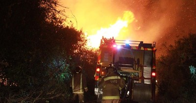 La Nación / Estudiantes se movilizan para dar una mano a los bomberos