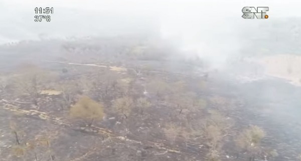 Fuego se apodera de estancia en Altos